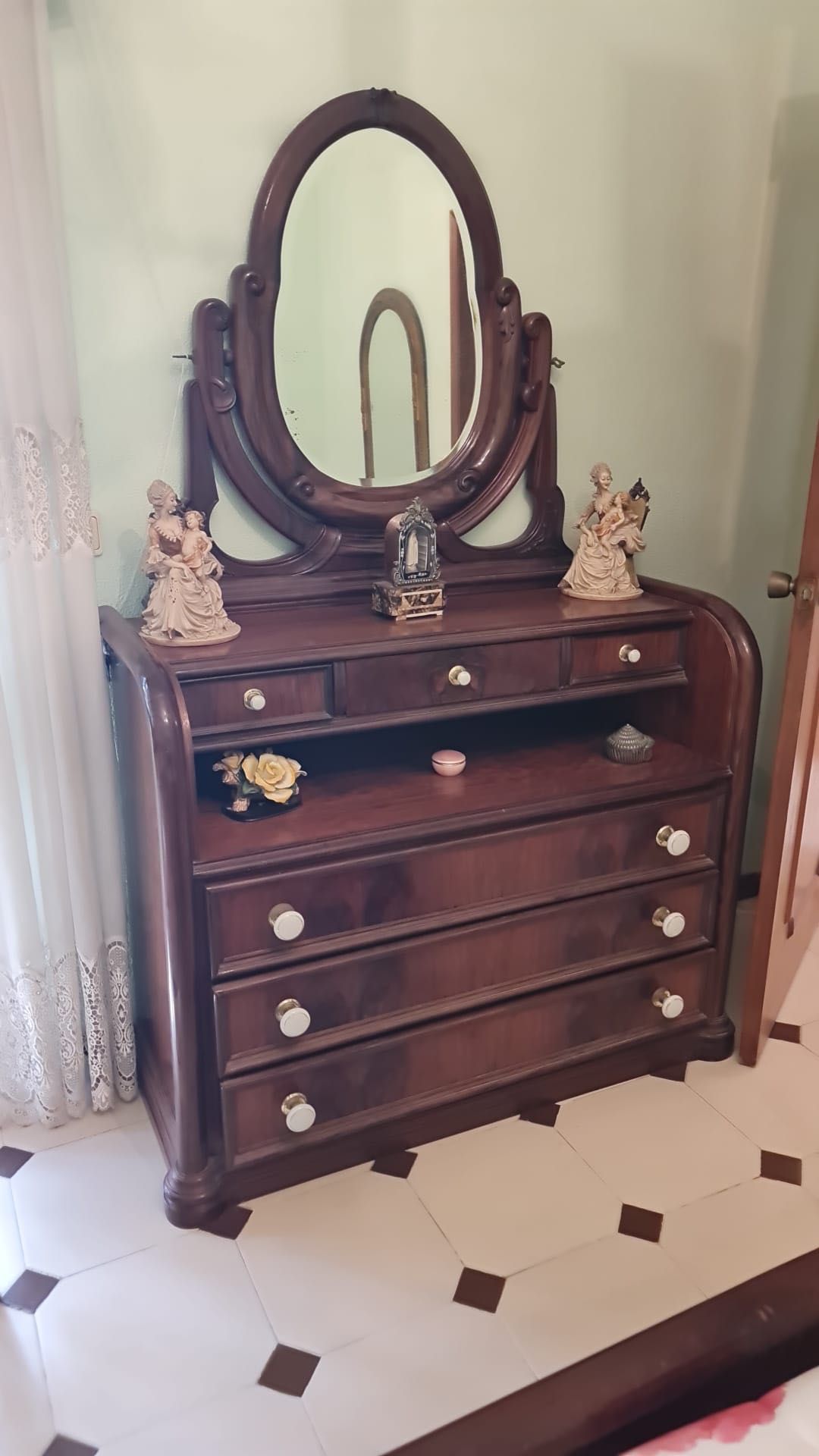 Conjunto de Quarto Estilo Clássico em Madeira Escura