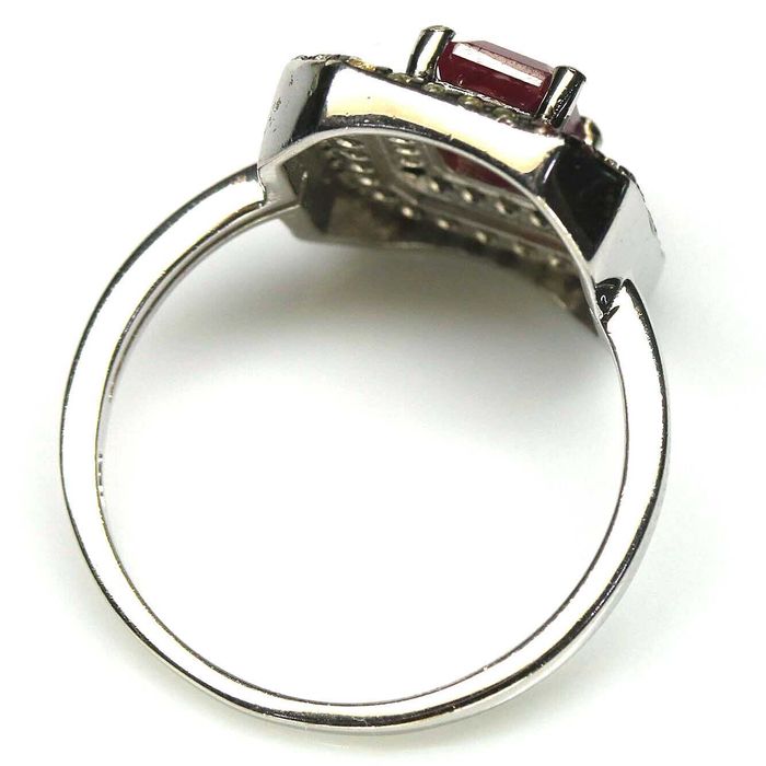 Серебряное кольцо 925 пробы с рубином и цветным сапфиром. Р.19.25