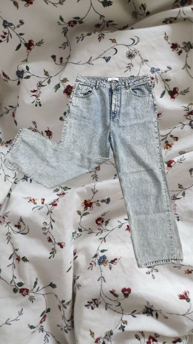 Jasno-niebieskie jeansy