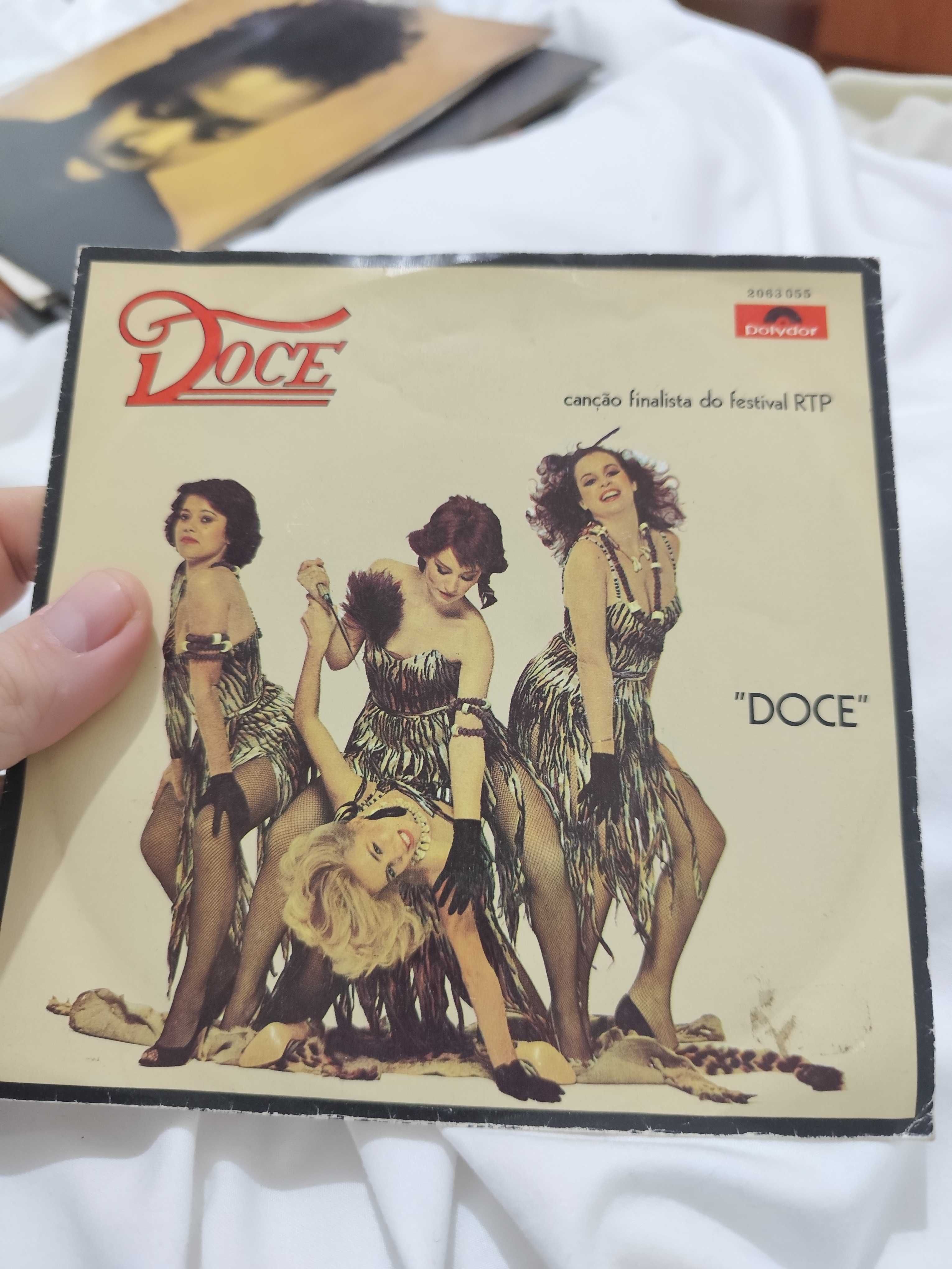 Dois singles de música portuguesa doce e Herman José