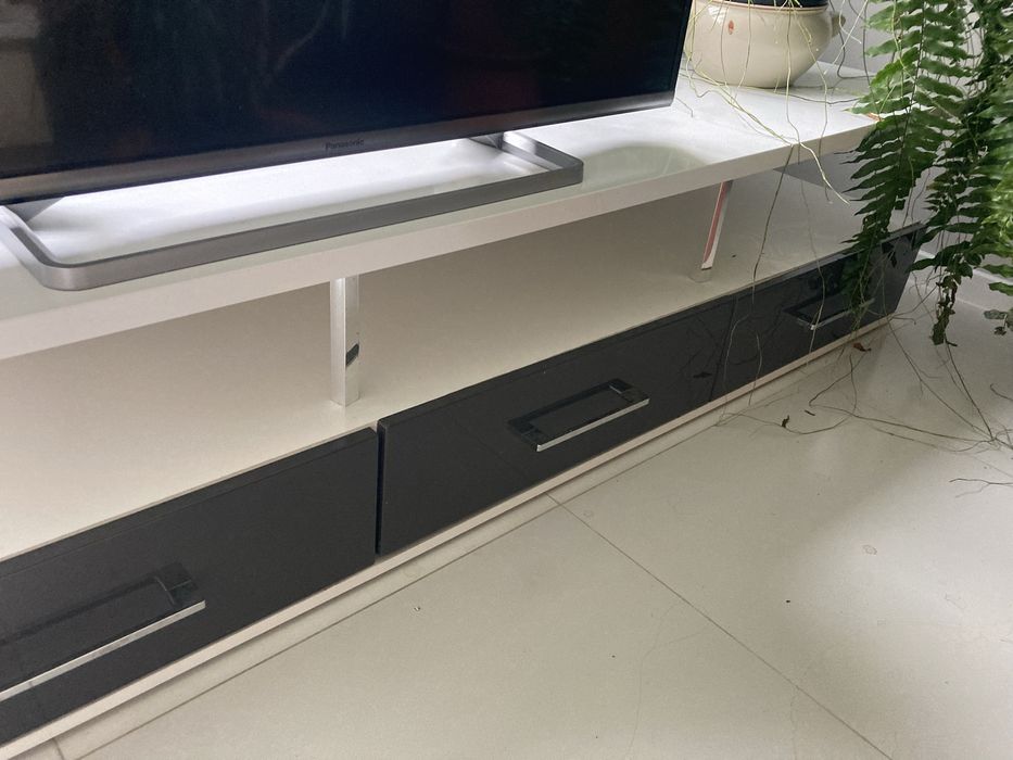 Nowoczesna szafka RTV biało-czarna