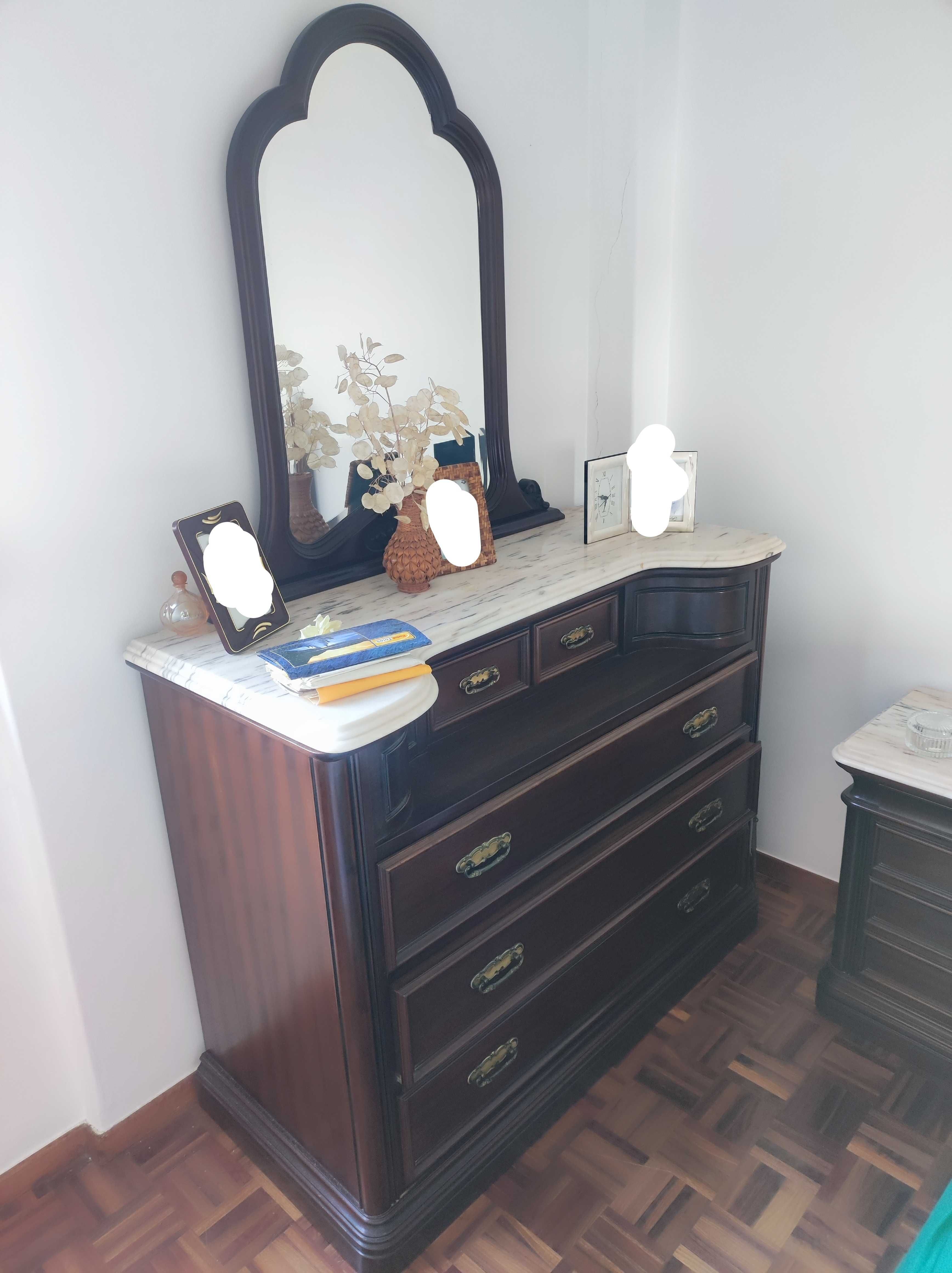Mobília de quarto em excelente estado de conservação