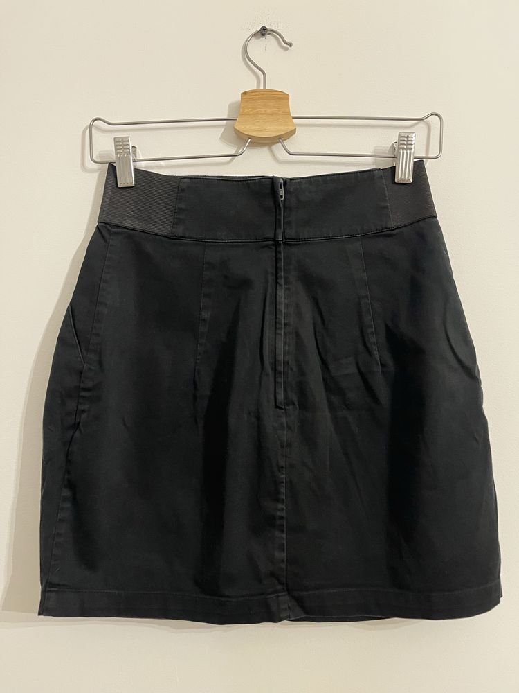 Czarna spódnica mini 36