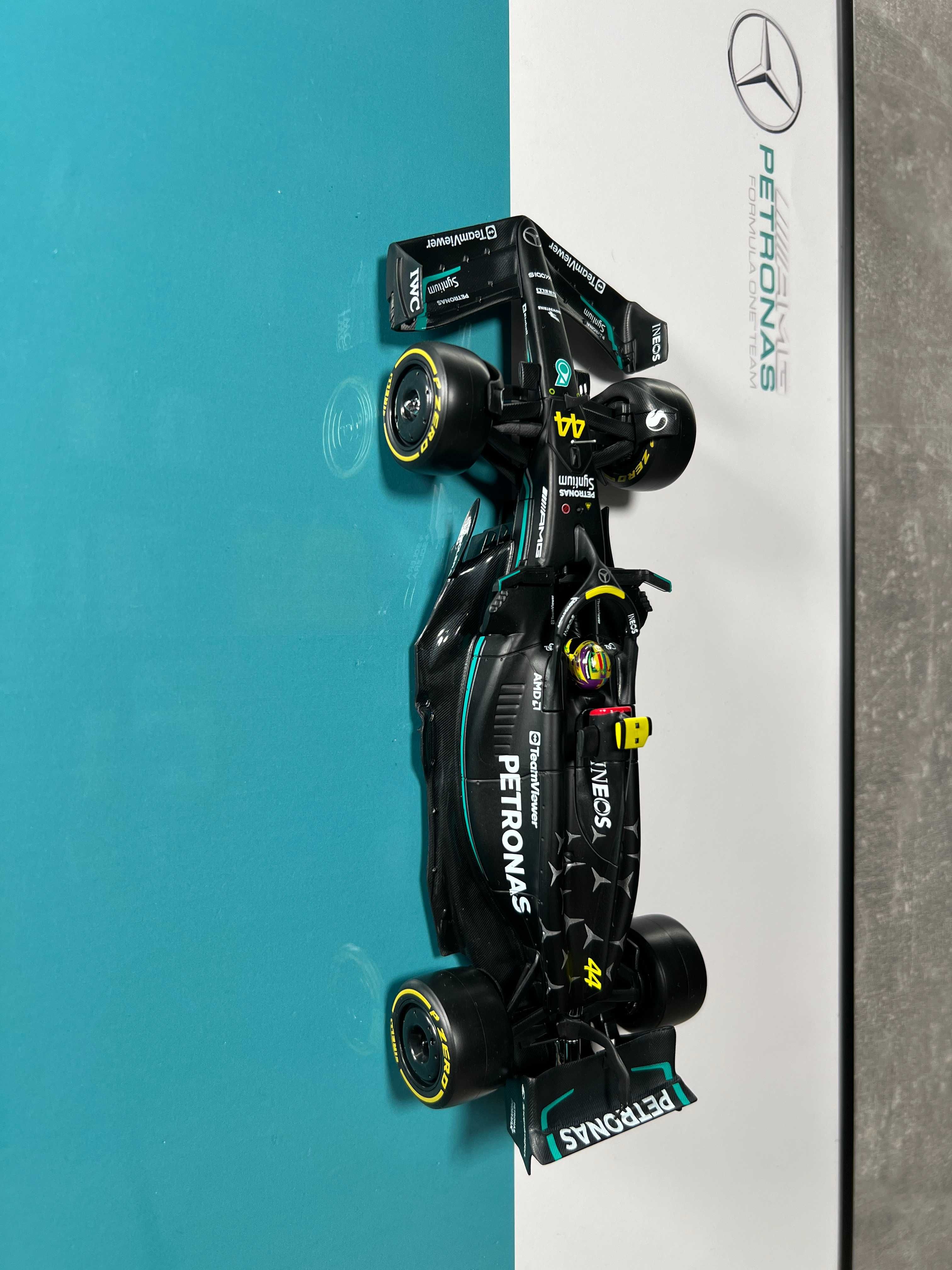 Модель Bburago F1 с Рамкой Mercedes AMG W14 2023 44 Lewis Hamilton