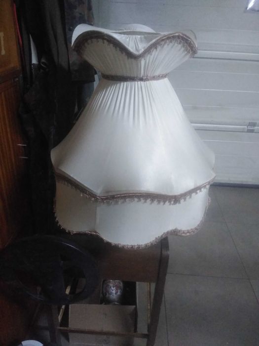 Piękny ogromny stary abażur do lampy stojącej