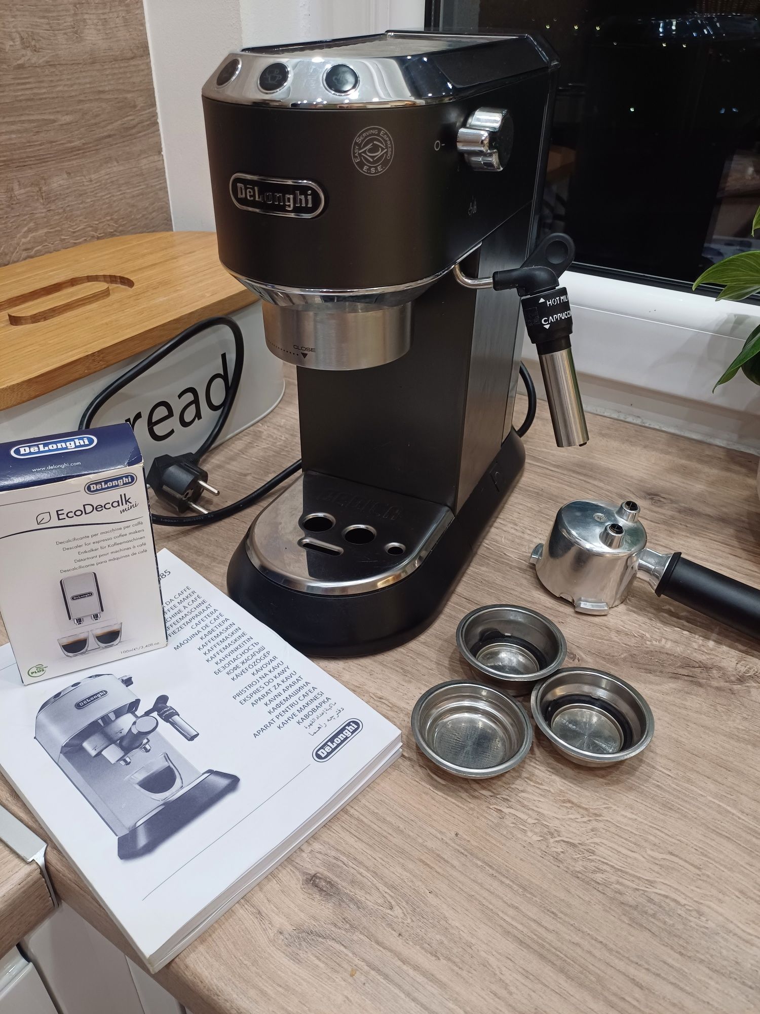 Expres Delonghi- czarny