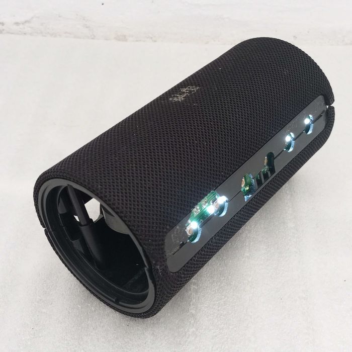 Bluetooth колонка разбитая /на запчасти ,но рабочая