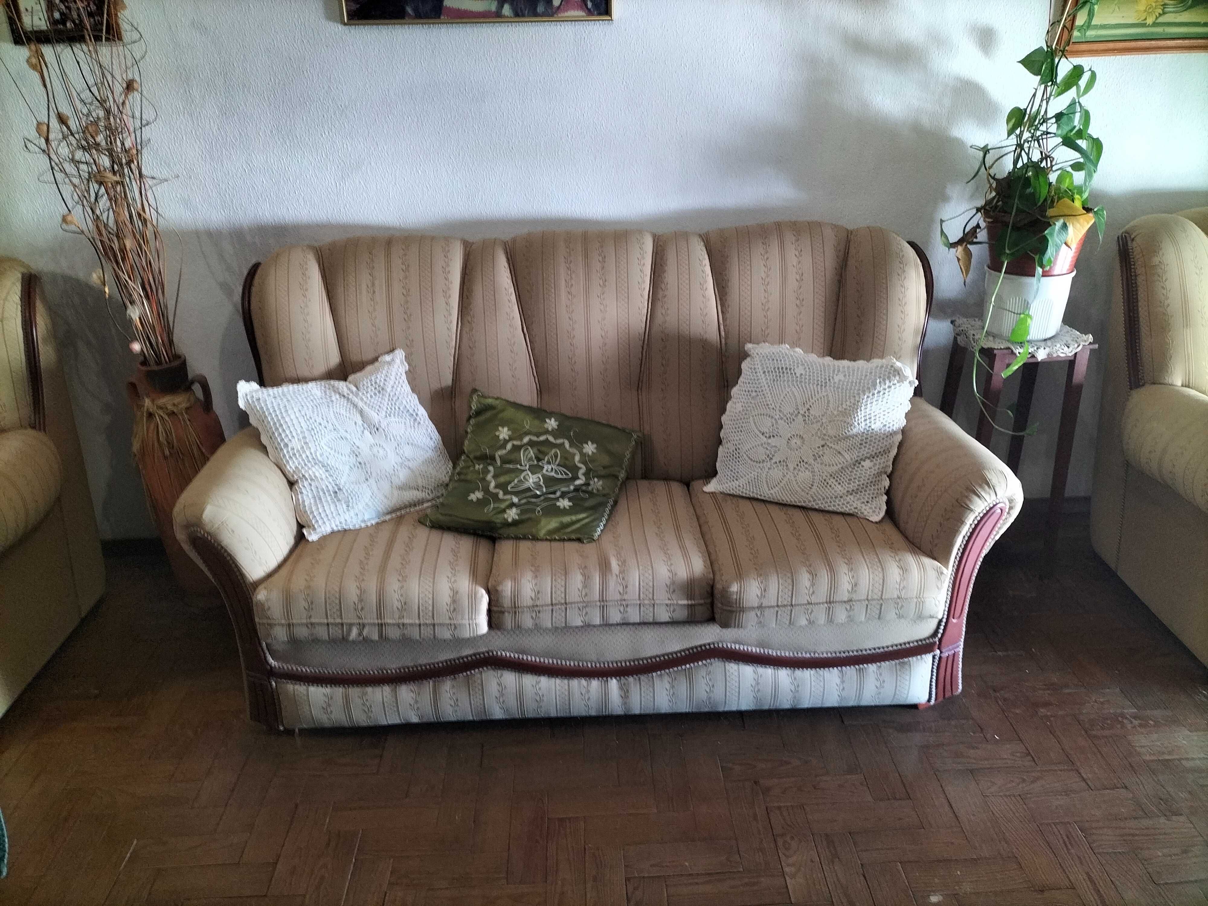 URGENTE, Vendo 1 conjunto de sofás em ótimo estado