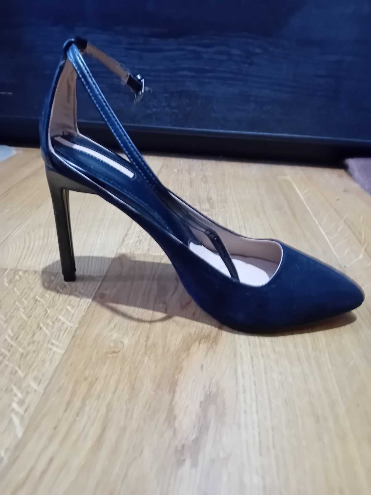 Sapatos Stradivarius salto alto