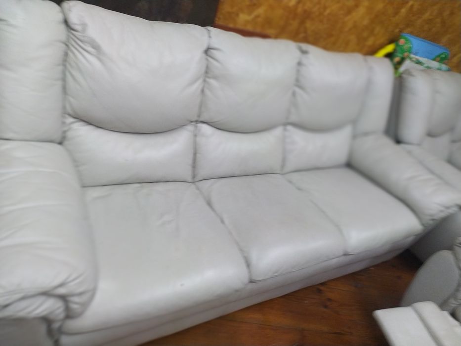 Кожаный диван и два кресла.Одно кресло реклайновское.