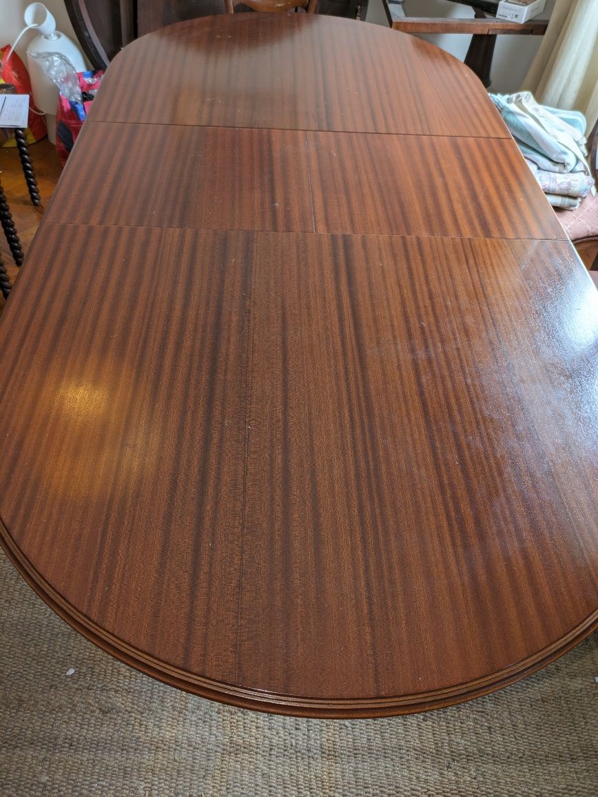 Mesa de jantar maciça em bom estado, 1,45m extensîvel até 1,80m
