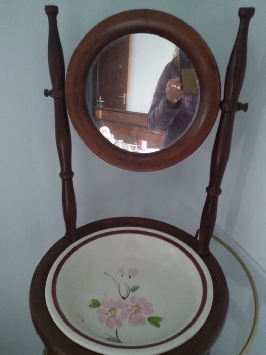 Lavatorio todo em madeira com as louças incluidas