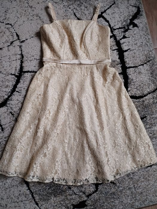 Piękna koronkowa, beżowa sukienka, rozmiar 40