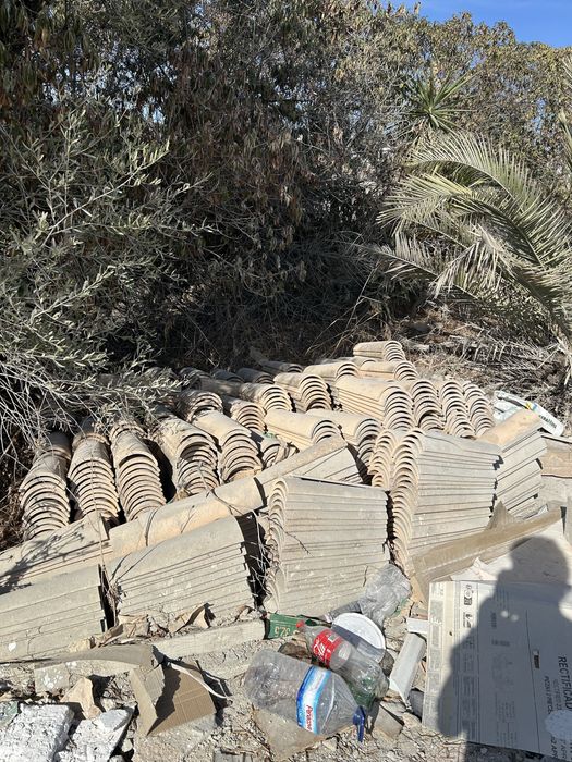 +/- 1000 telhas brancas, 0,80€ cada