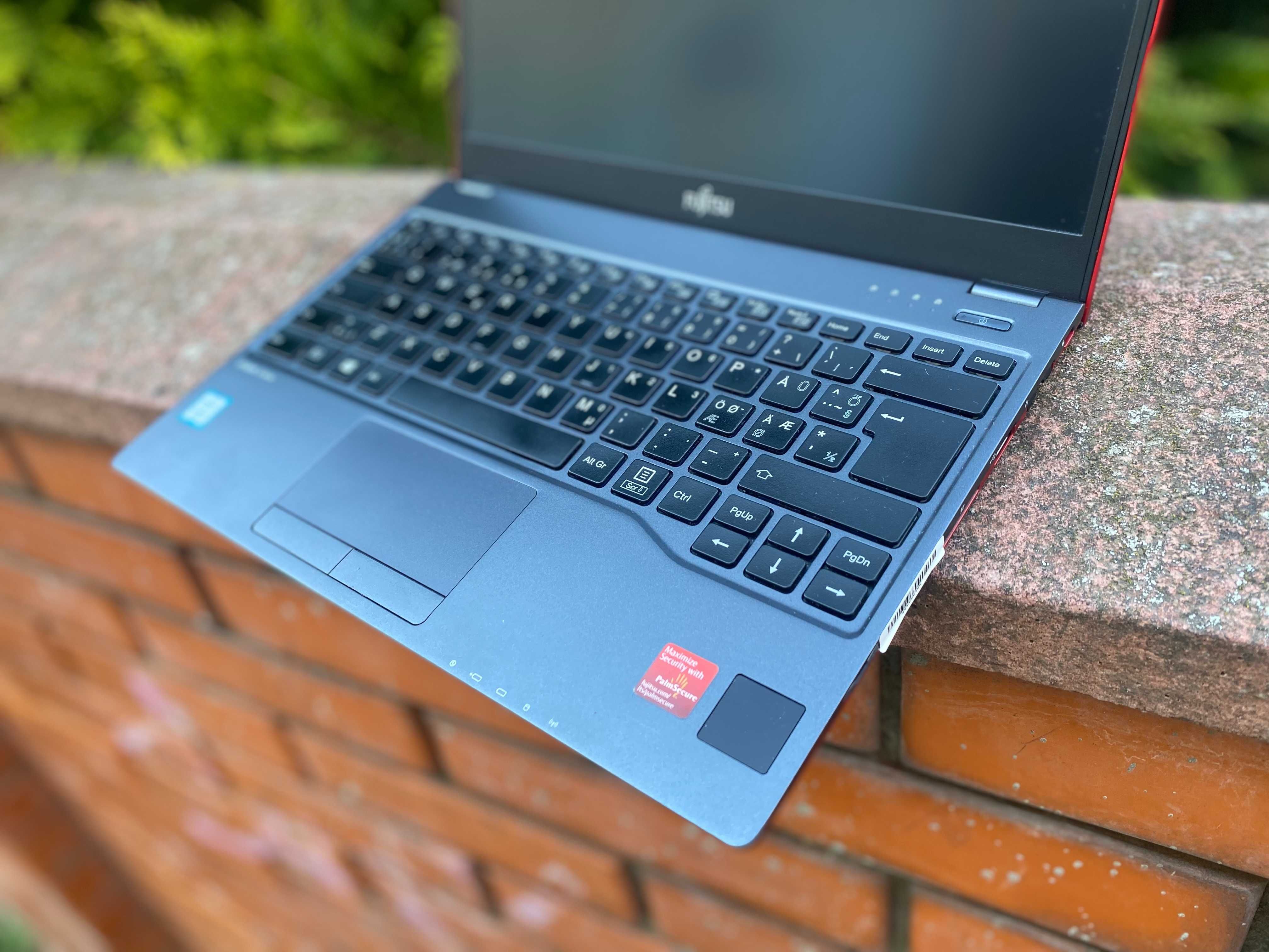 Стильний ультрабук Fujitsu LifeBook U939/I5-8265U/16/256гб сенсорний