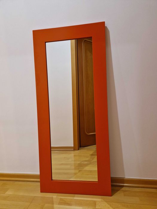 Proste lustro w  pięknej pomarańczowej ramie