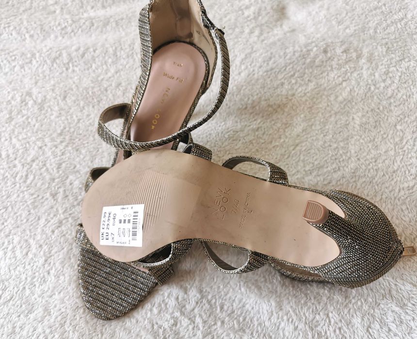 Nowe piękne stylowe sandały na szpilce 40