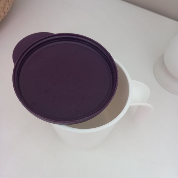 Tupperware kubek ze szczelną pokrywką 350 ml