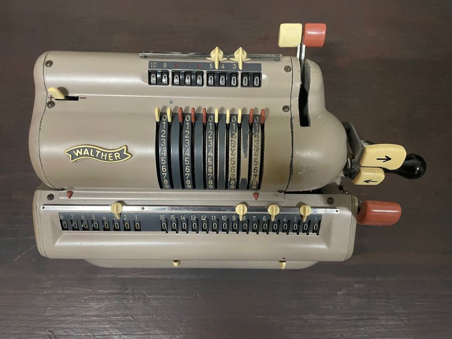 Calculadora antiga à venda, da marca Walther da Alemanha