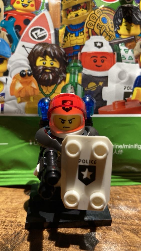 Sprzedam LEGO Minifigures seria 21 Policjant