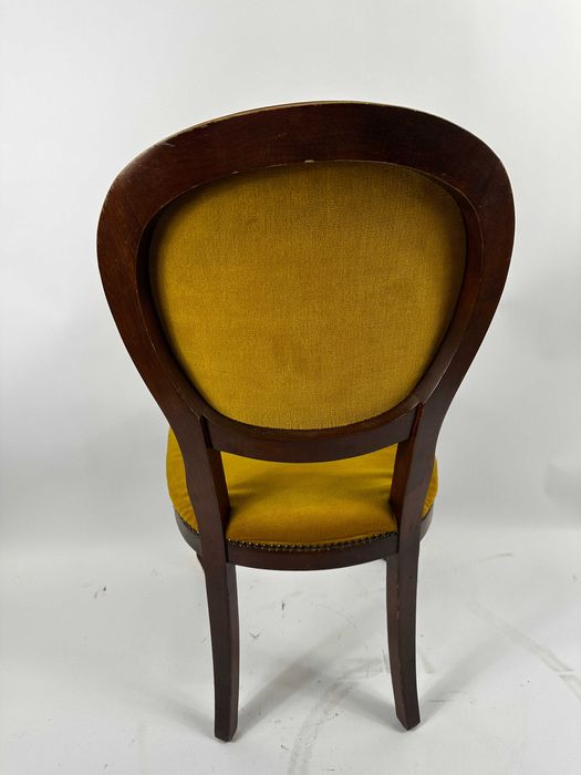 Stare piękne krzesło drewniane z obiciem.