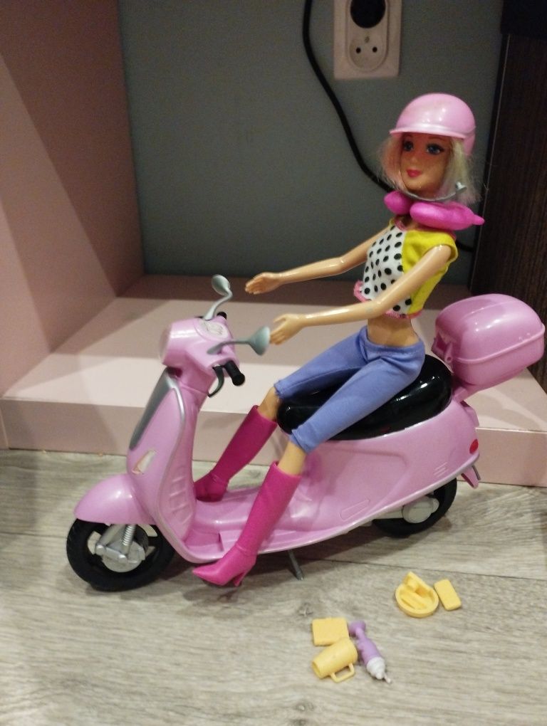 Barbie na skuterze