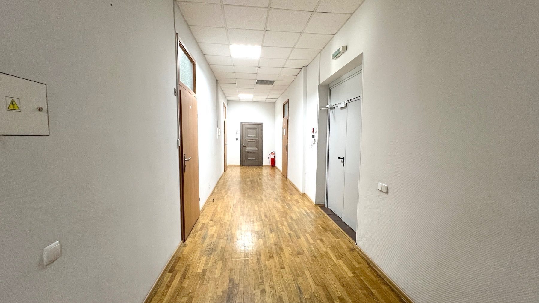Здание м.Дворец Украина 1187 кв.м. Парковка