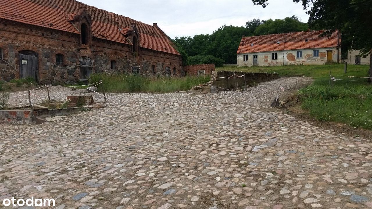 Folwark z dworem, budynkami i parkiem na wzgórzu