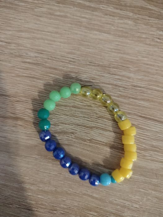 Tęczowa bransoletka.