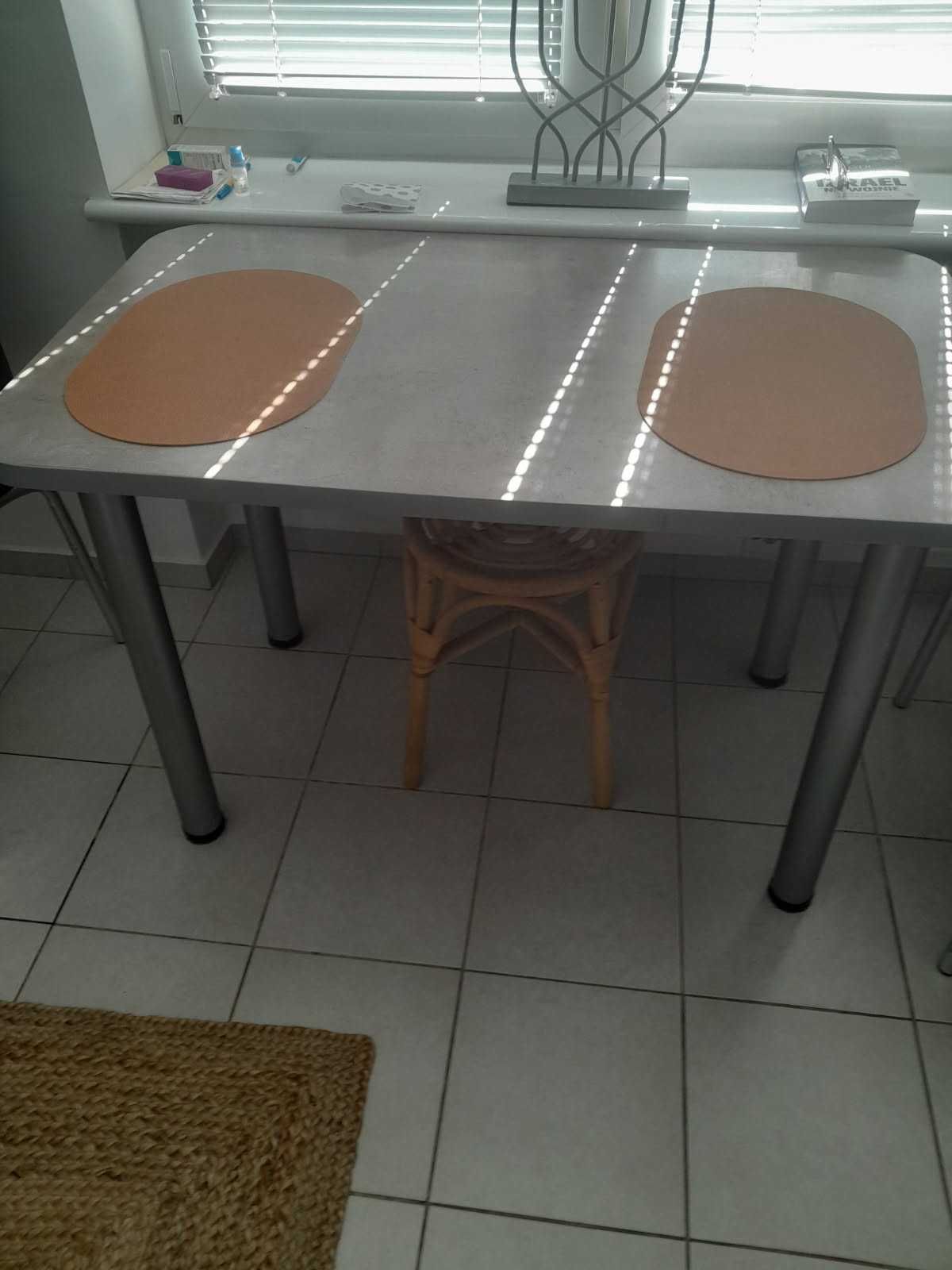 Sprzedam stół i zabudowę do kuchni gazowej
