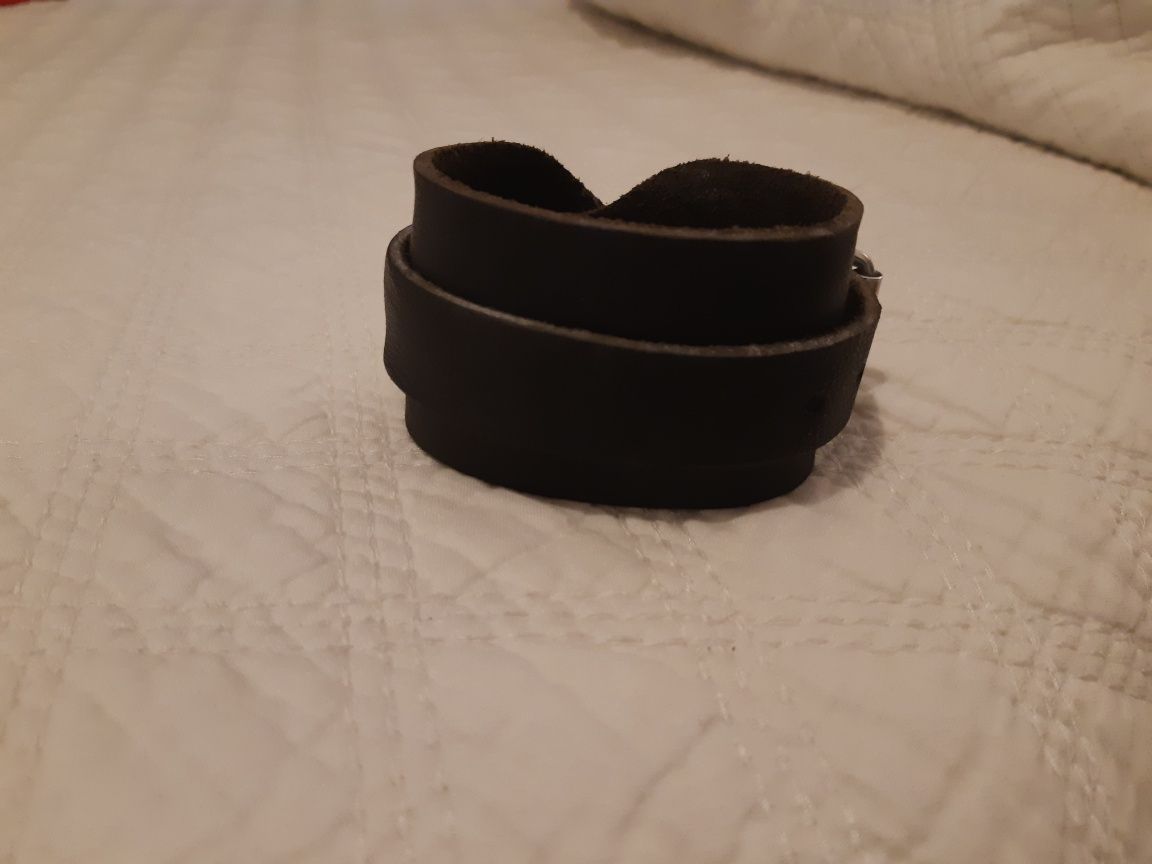 Pulseira goth em pele
