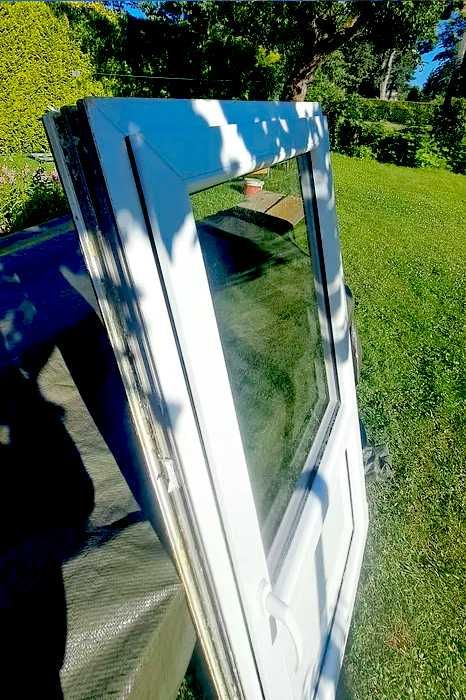 Sprzedam drzwi PCV – jak nowe, z szybą, idealne na taras, strych