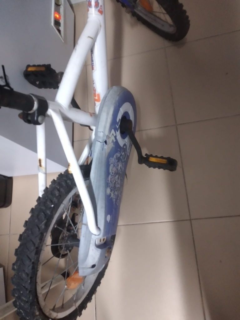 Bicicleta roda 10 pneu da frente com corte
