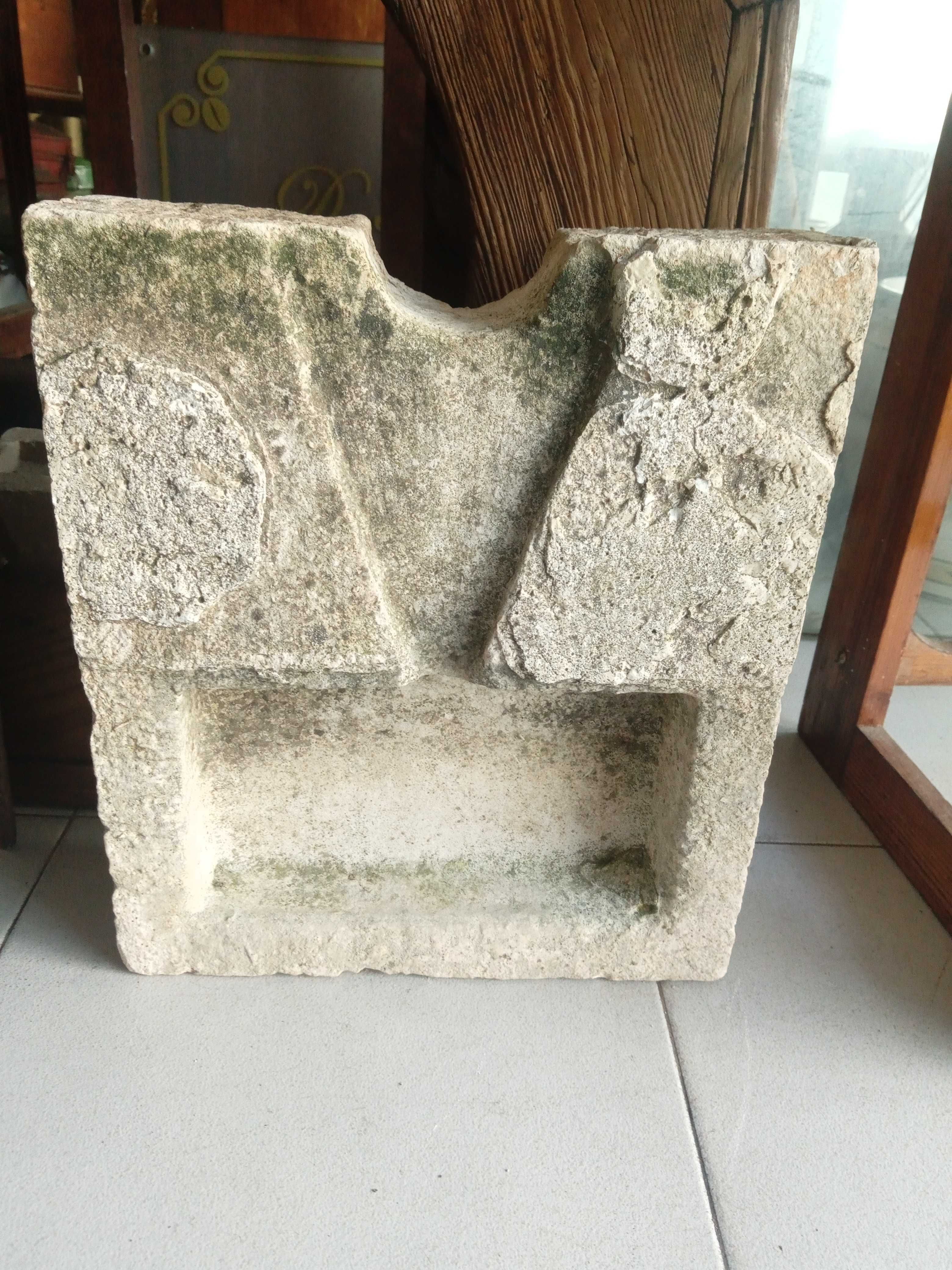 Pedra de chafariz, muito antiga