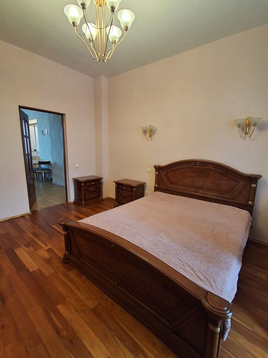 Продам 3-х комнатную сталинку в центре