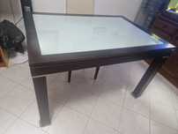 Mesa de sala em madeira maciça e tampo de vidro claro