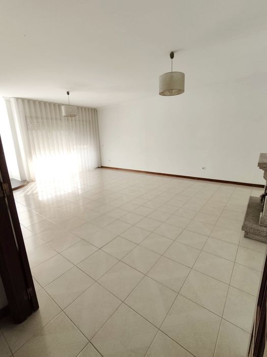 Apartamento T3 para arrendamento, amplo e bem localizado