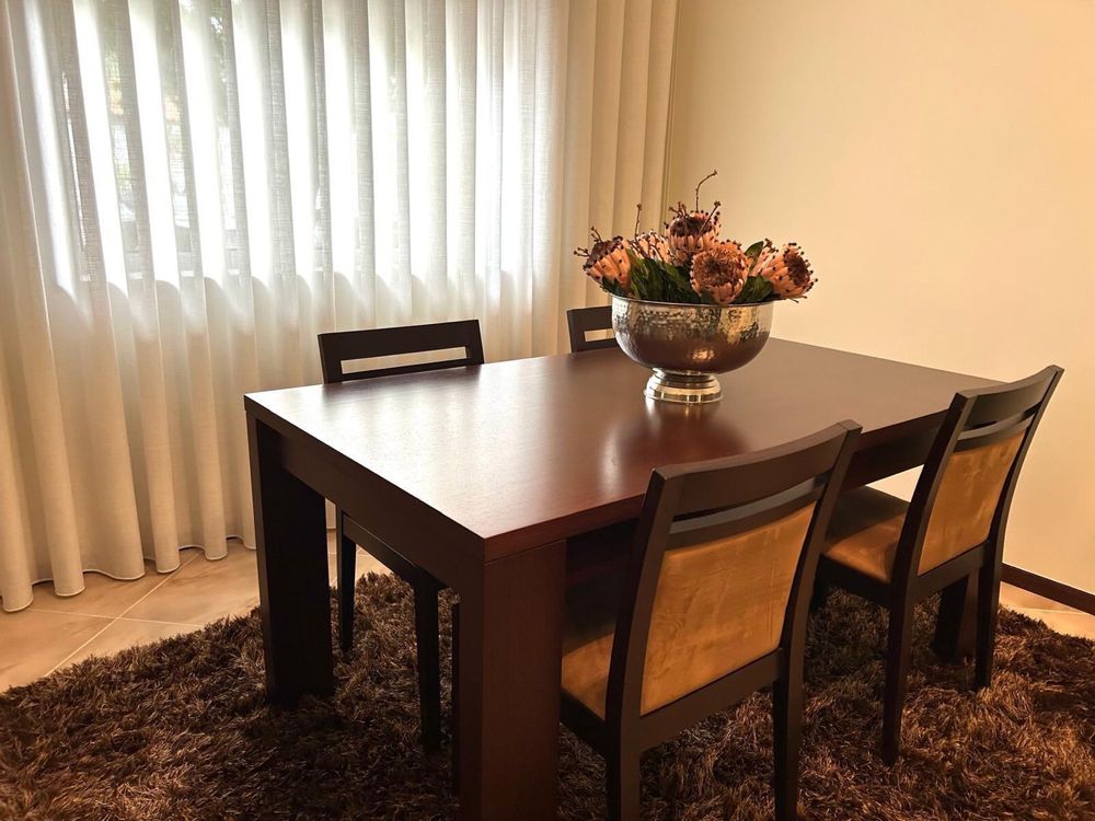 Sala de jantar com mesa e 6 cadeiras