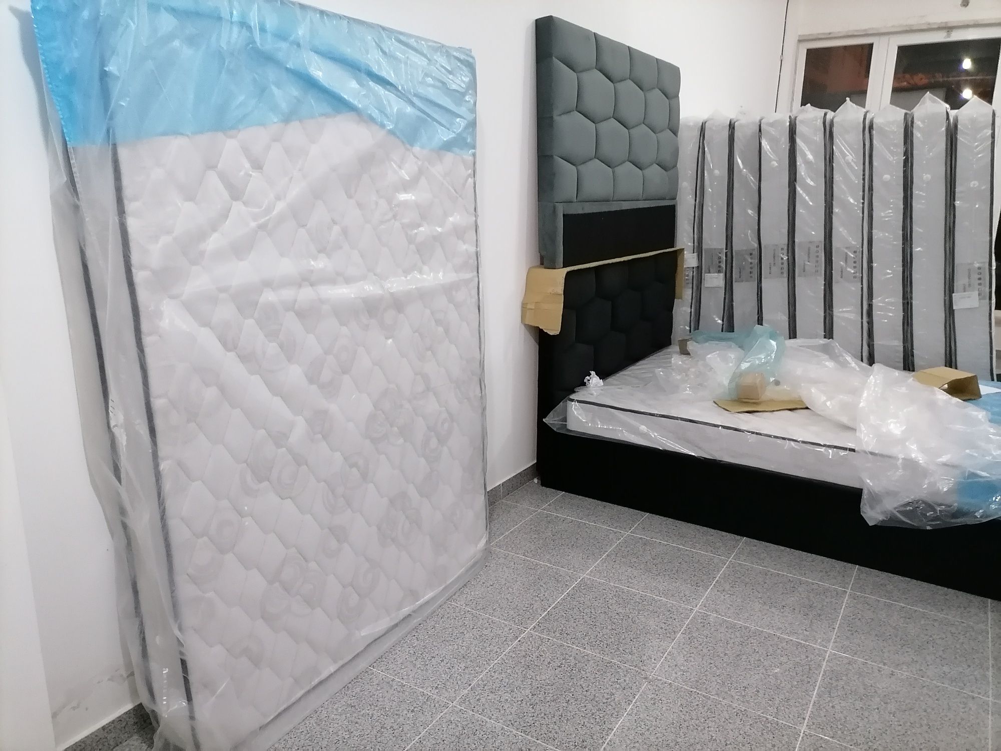 (Novo) Cama sumier com pés 1.40 x 1.95