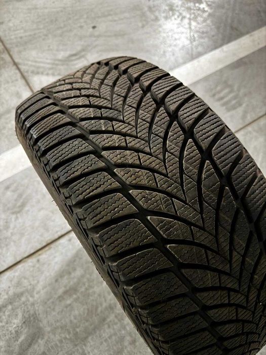 Opony zimowe R18/235/45 Goodyear