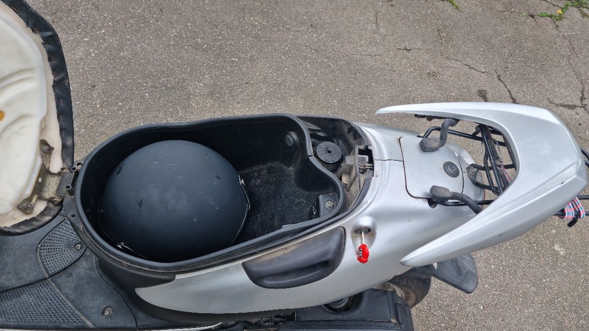 Скутер Suzuki ZZ на номерах