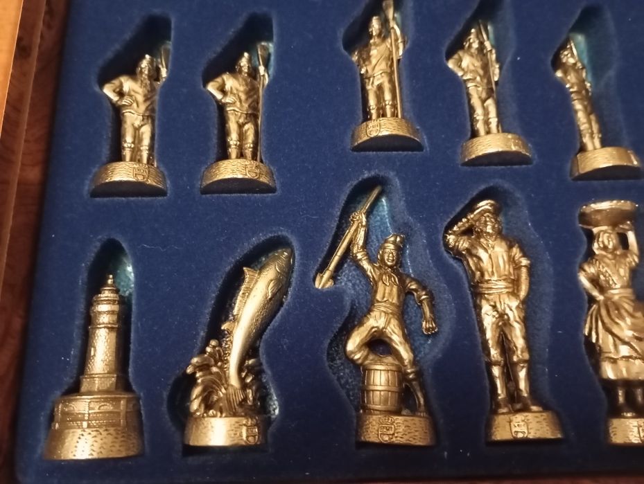 Tabuleiro de xadrez grande com peças em metal