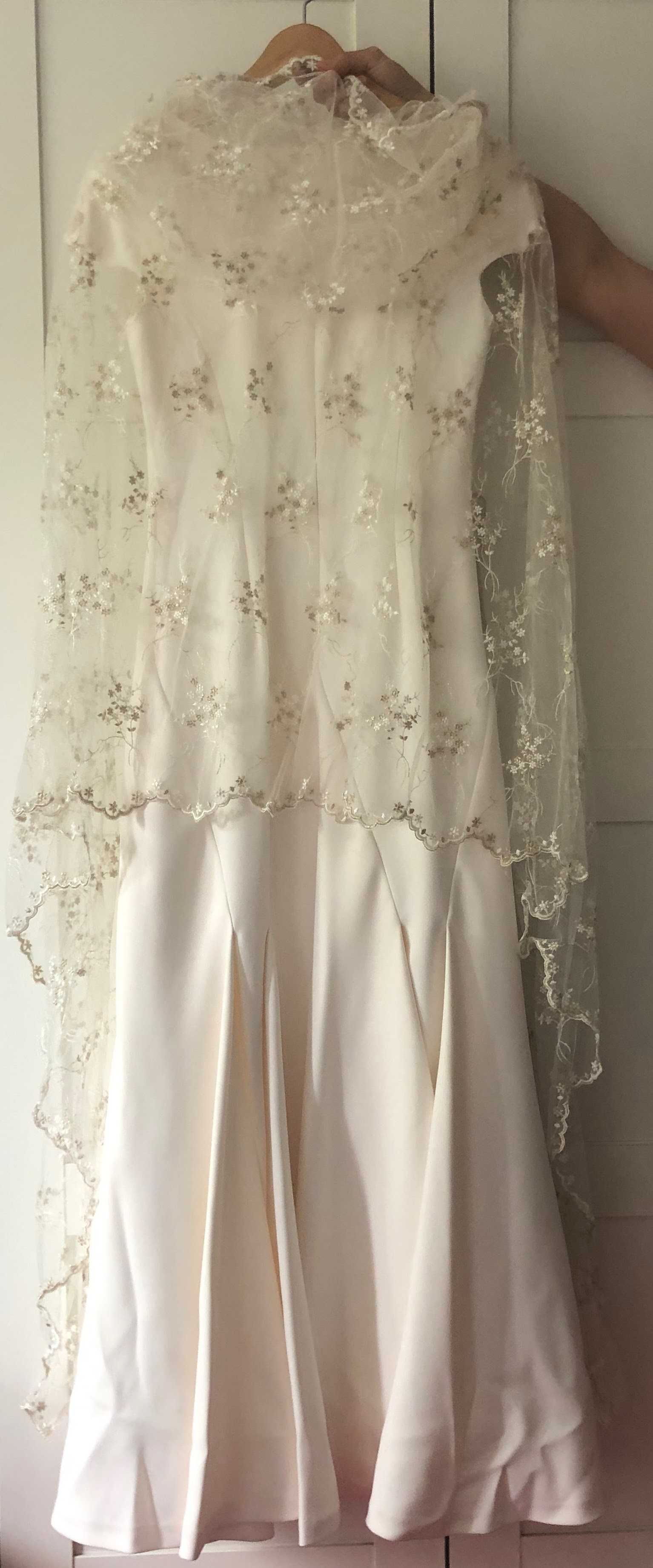 Suknia ślubna z francuską koronką i peleryną w stylu vintage.