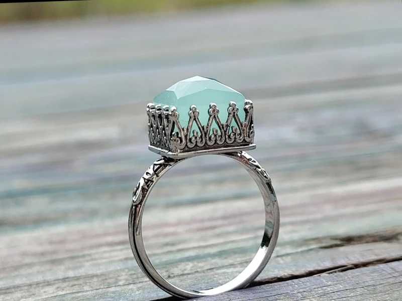 Pierścionek z zielonym kamieniem w koronie – mistyczny urok boho