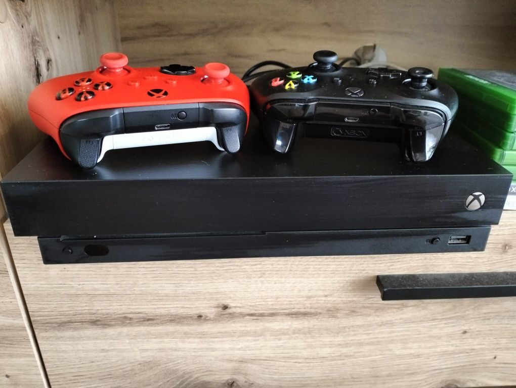 Xbox one x 1Tb + 2 pady+ gry