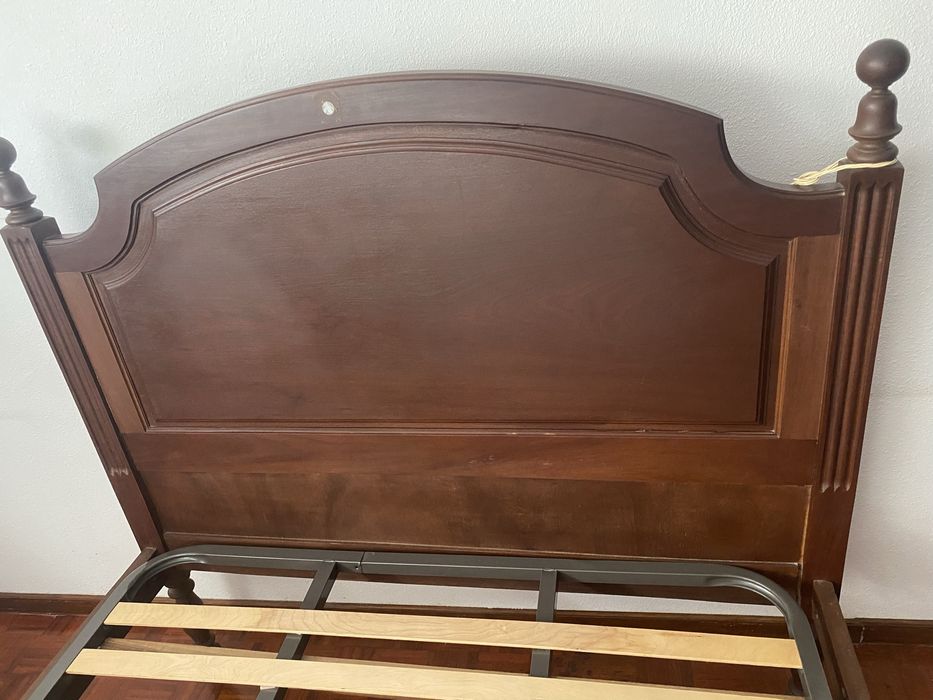 Cama em madeira + estrado