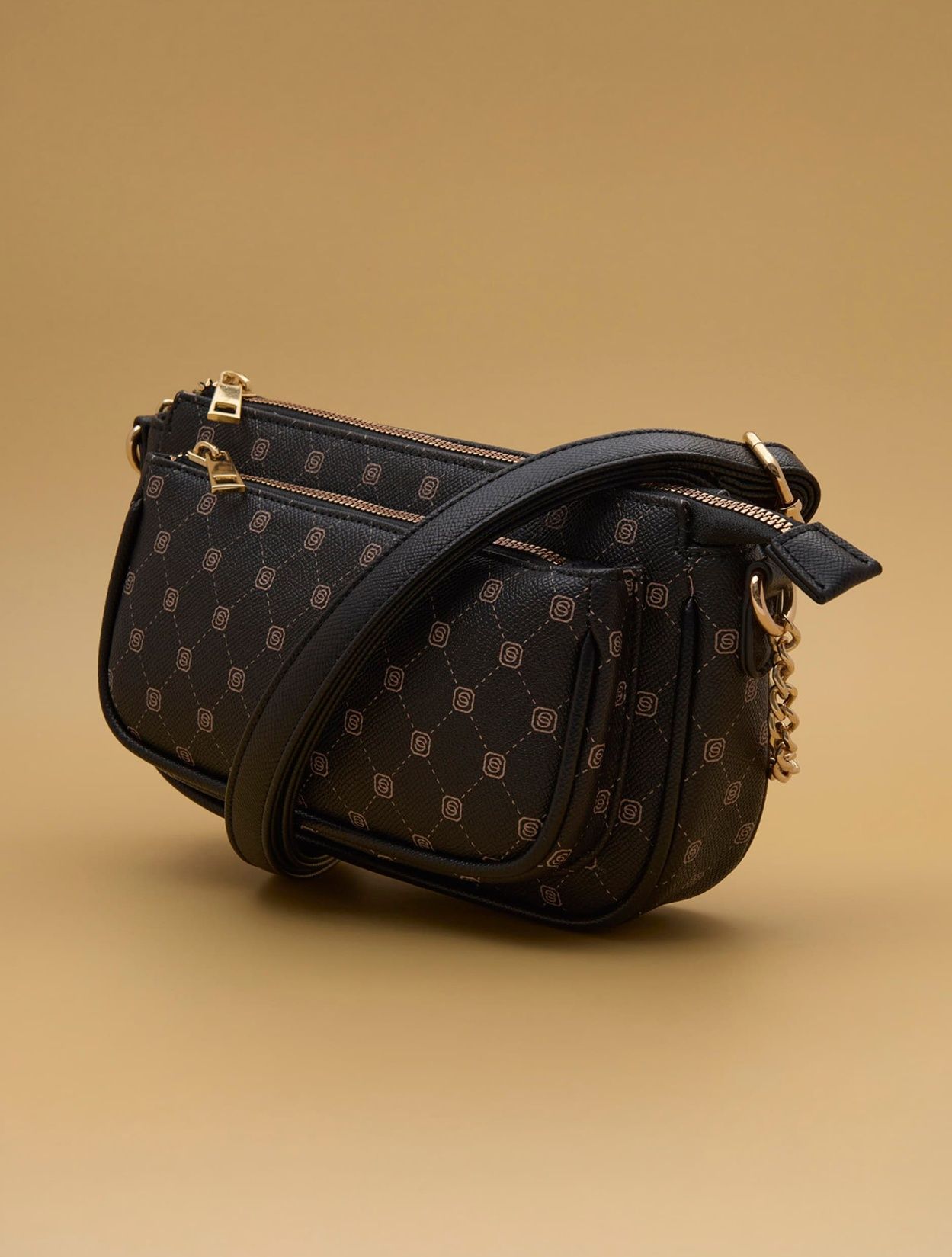 Nowa mała czarna torebka crossbody Sinsay z monogramem