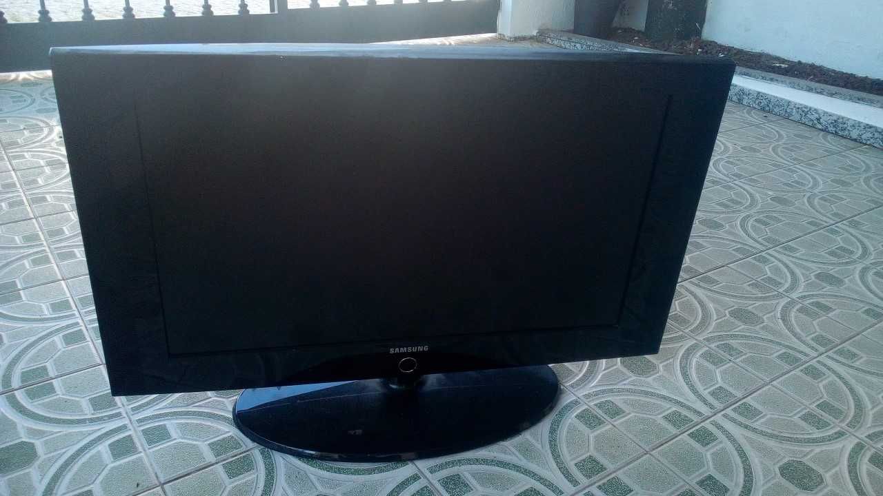 Tenho vários monitores e televisores á venda á venda, bom preço.