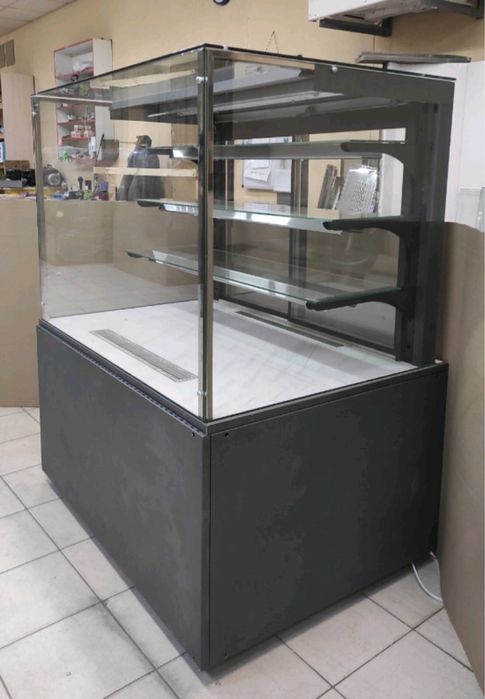 Кондитерська кубічна холодильна вітрина eclair KUM