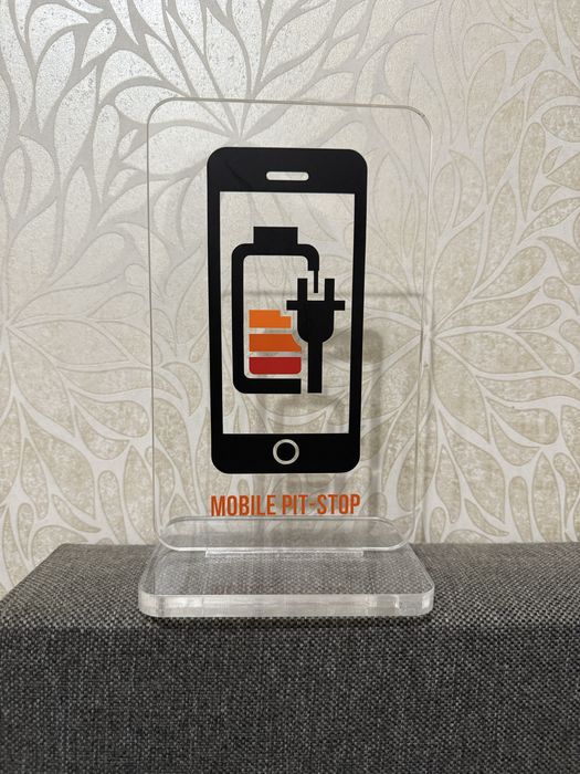 Акрилова підставка з інформацією про можливість зарядити телефон